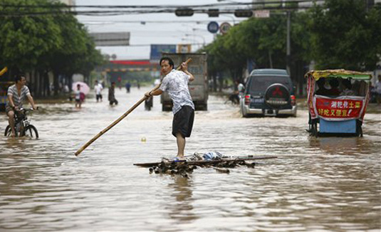 China: Torrenciales lluvias provocan el derrumbe de un edificio residencial (Video)