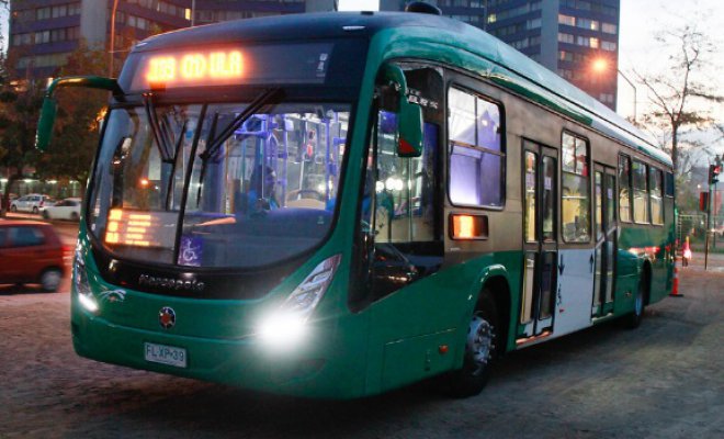 Primer bus híbrido de Transantiago comienza operación