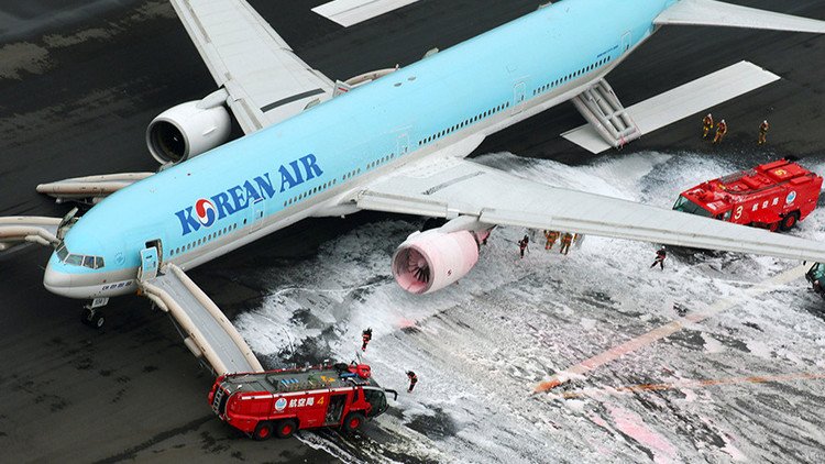 Espectacular evacuación de un Boeing 777 de Korean Air por un incendio