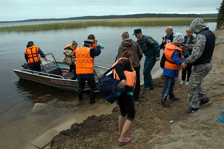 Tragedia: 15 niños mueren atrapados en una tormenta en un lago en Rusia