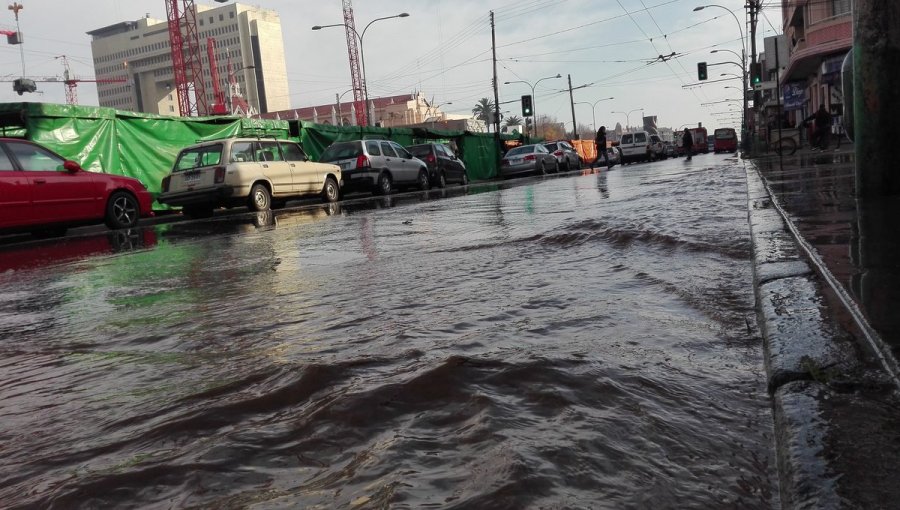 Rotura de matriz inunda centro de Valparaíso