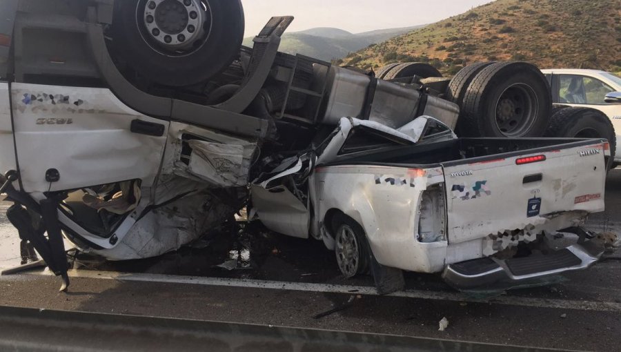 Ovalle: Camión aplasta a camioneta y mata a conductor