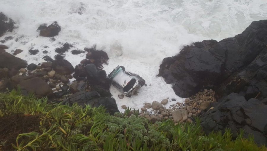 Grave accidente: Automóvil se desbarrancó en Concón