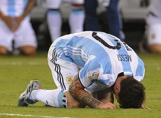 Tragedia en Argentina: Renuncia Messi, los hinchas colapsan y los medios explotan
