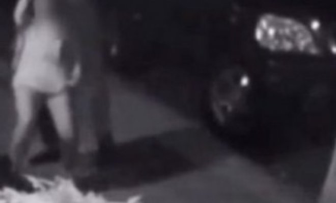 Aterrador vídeo: Violador ataca en plena calle a una joven mujer