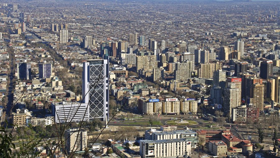 "Monstruosidad vergonzosa": Un medio de EE.UU. se mofa de un icónico rascacielos de Chile