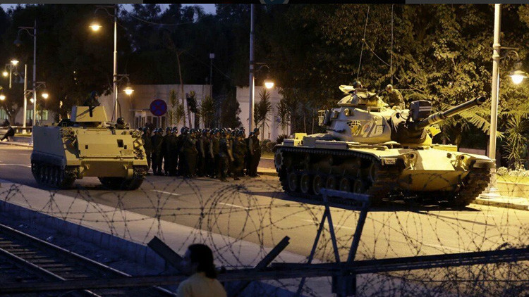 Posible golpe militar en Turquía: Tanques, cazas, tiroteos, un helicóptero abre fuego en Ankara