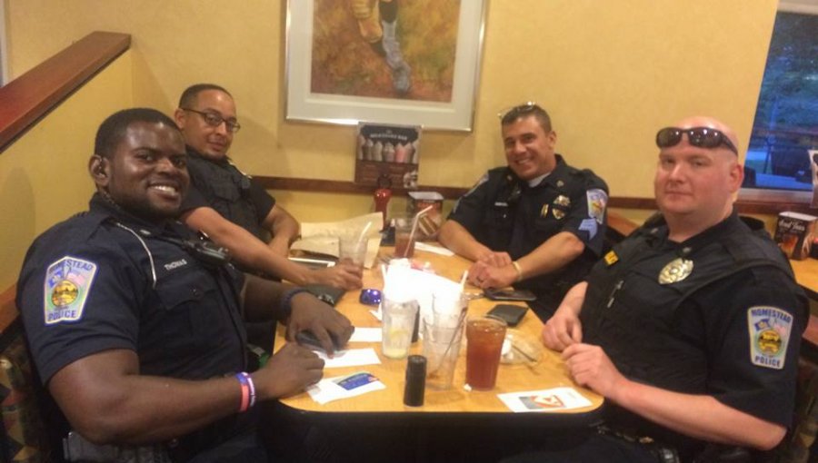 No quisieron sentarse al lado de estos policías en el restaurante y ellos le dieron su merecido