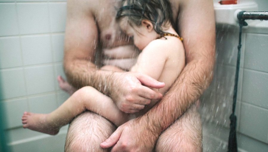 Madre publica una foto de su esposo en la ducha. Al otro día prende el computador y se espanta