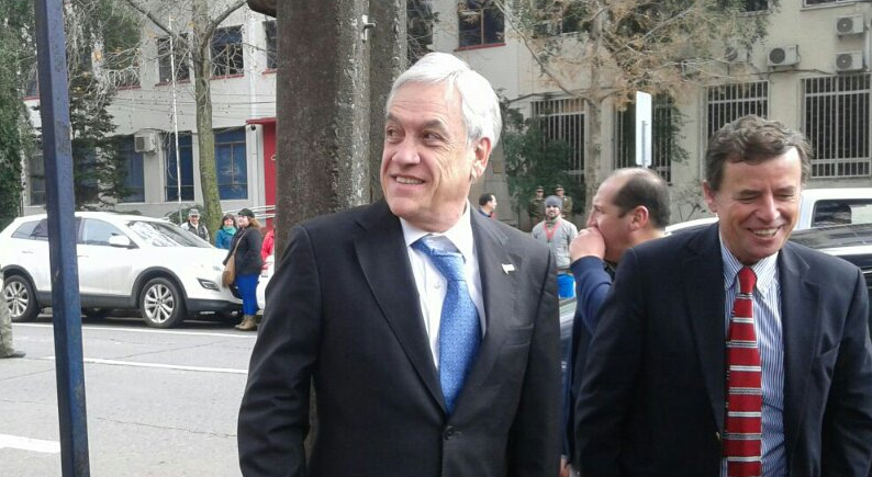 Piñera recibe ataques en Chillán: "Ladrón y corrupto" le gritaron al expresidente