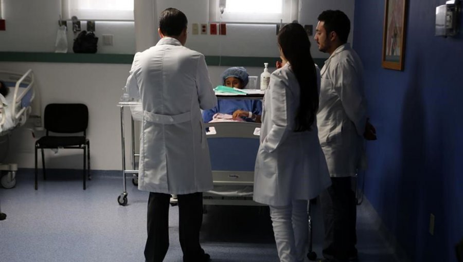 Alerta en Santiago: Al menos 400 personas esperan hospitalizarse y no hay camas disponibles