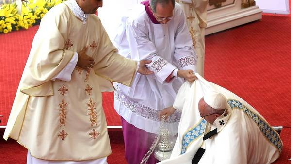 El Papa sufre una caída durante una misa en Polonia