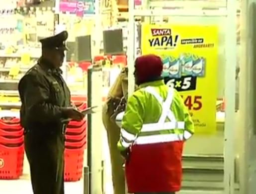 Turbazo en Quilpué: Grupo de personas entra a Supermercado a robar