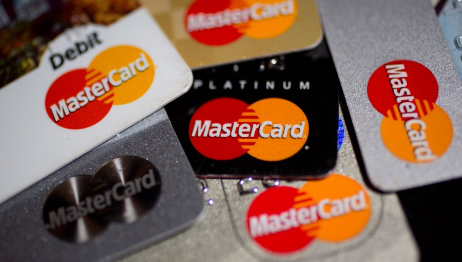 Mastercard enfrenta demanda en Reino Unido por cobros excesivos
