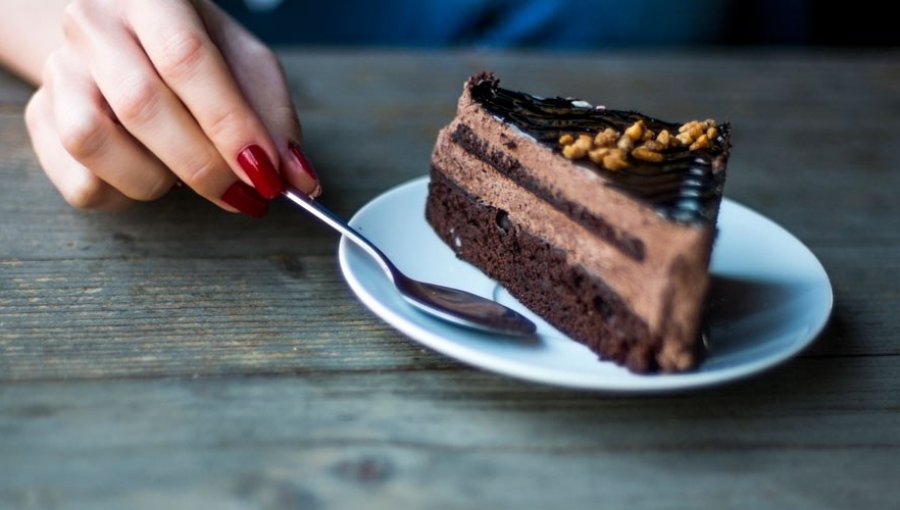 Estudio revela que desayunar pastel de chocolate es bueno para la salud