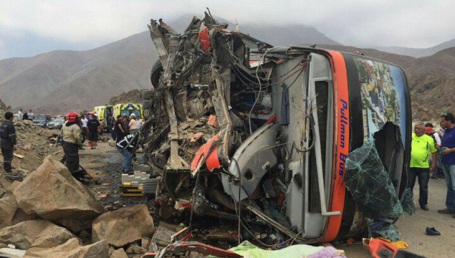 Pullman Bus de dos pisos volcó deja dos muertos y 31 heridos