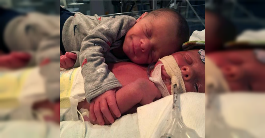 La conmovedora imagen de dos hermanos recién nacidos que emociona al mundo