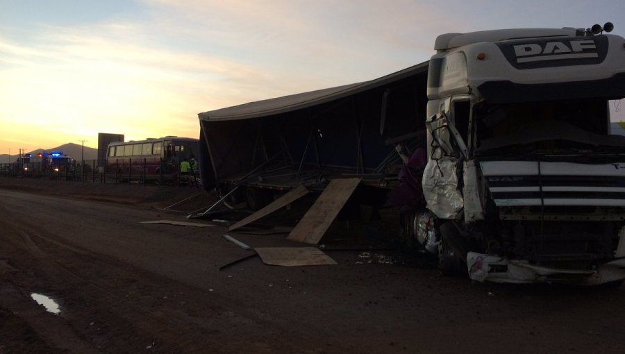 Bus y Camión protagonizan accidente en Ruta 5 norte a la altura de Caldera