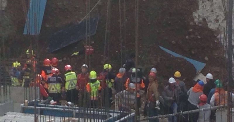 Derrumbe en Las Condes: Pasada la medianoche rescatan los cuerpos de trabajadores