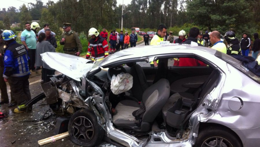 Colisión frontal de dos vehículos en Laguna Verde en Valparaíso deja un muerto