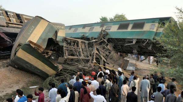Seis muertos y más de 100 heridos en un accidente de tren en Pakistán
