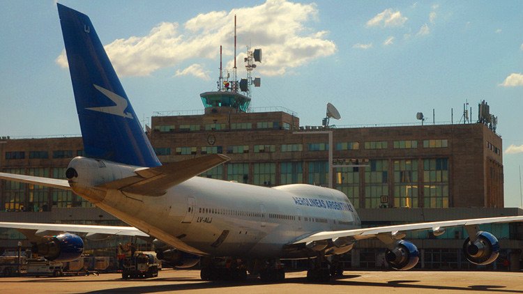 Dos aerolíneas argentinas se ven paralizadas por una huelga general de pilotos