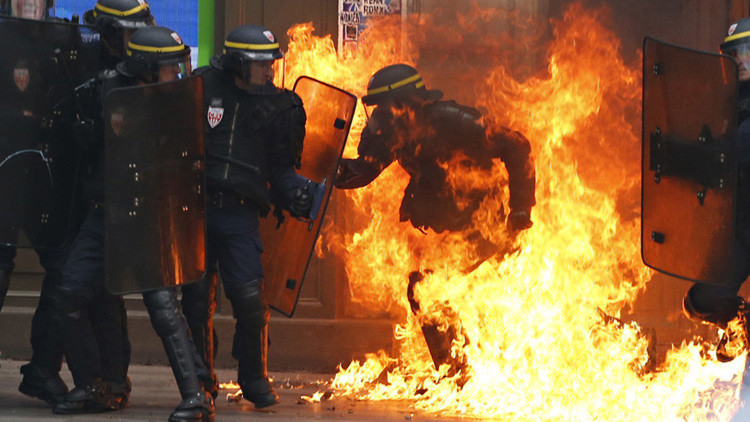 FOTO: Un policía envuelto en llamas provoca polémica en Francia