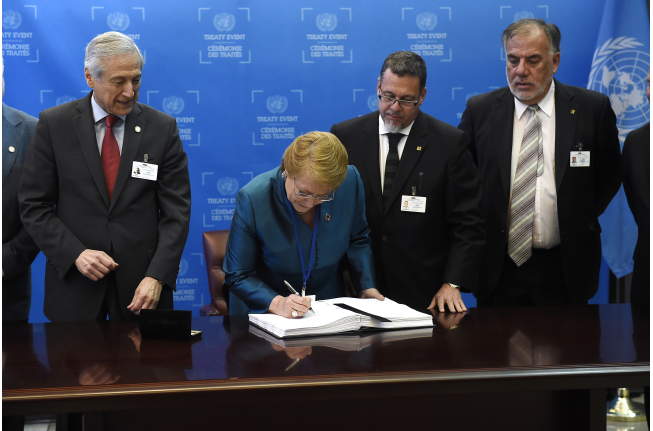 Presidenta Bachelet firma Acuerdo de París para la prevención del cambio climático
