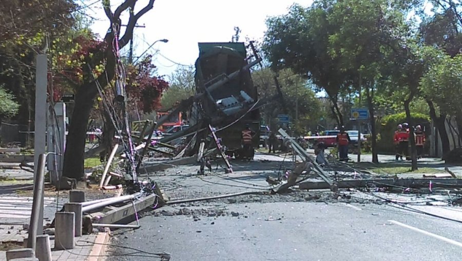 Camión tolva arrastró 7 postes en Las Condes