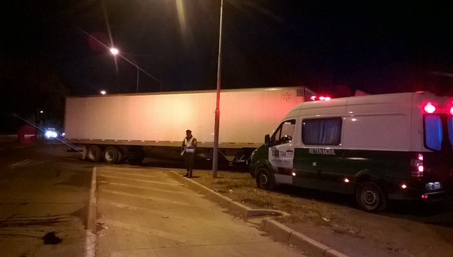 Tres lesionados dejó colisión camino a Melipilla entre van y camión