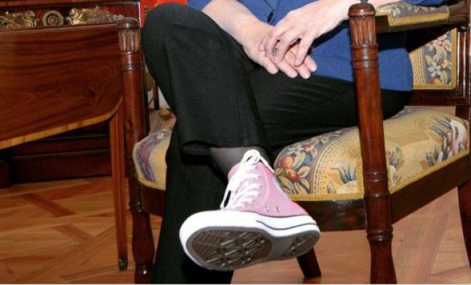 Presidenta Bachelet revoluciona las redes al mostrarse con "zapatillas rosadas" Converse