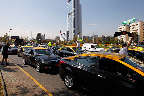 Nueva protesta de taxistas busca apurar proyecto que regule a Uber y Cabify