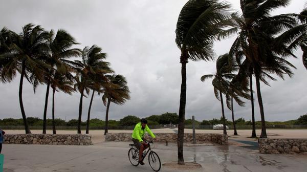 Medio millón de usuarios sin energía eléctrica en Florida por huracán Matthew