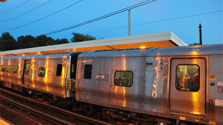 Decenas de personas heridas tras descarrilar un tren de pasajeros en Nueva York