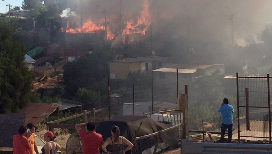Descontrolado incendio en Villa Alemana arrasa con al menos 6 casas
