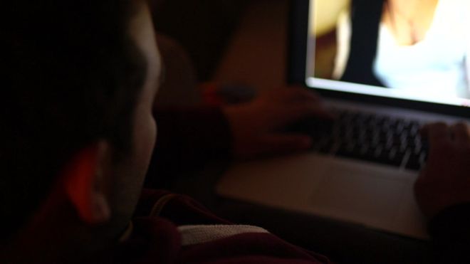 Estafa sexual en Skype: Los hombres a quienes seducen y engañan por internet