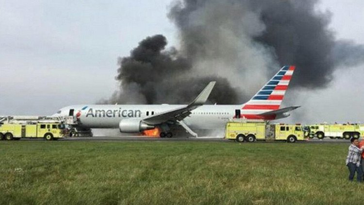 EE.UU.: Un avión de American Airlines se incendia cuando iba a despegar