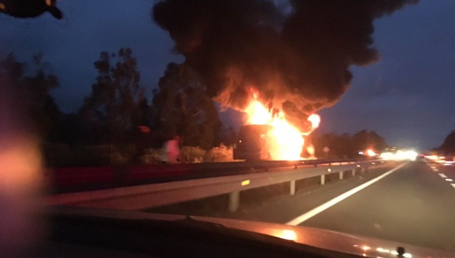 Pullman Bus se incendia en plena carretera a la altura de Catapilco