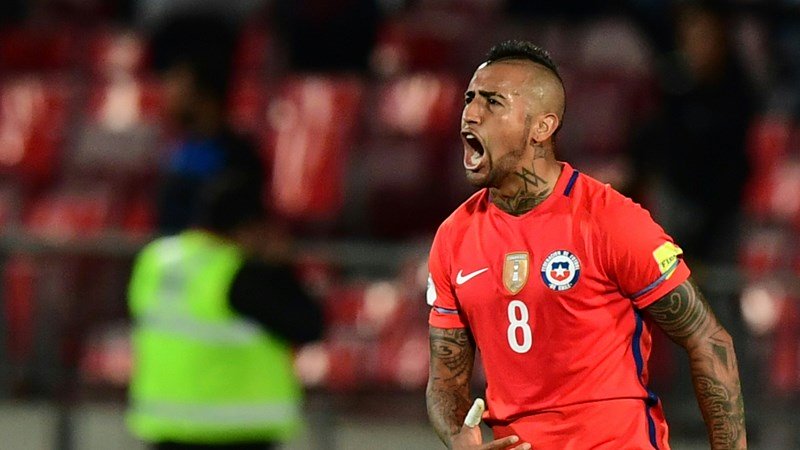 Arturo Vidal celebra los puntos que impulsan a La Roja