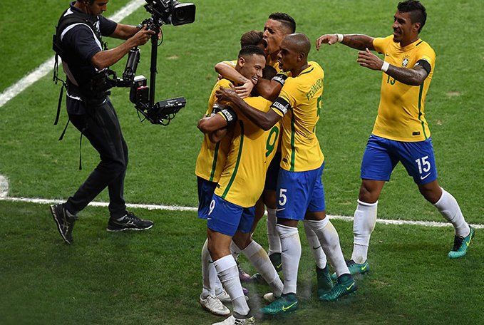 Brasil vence 3-0 en el clásico ante Argentina y se afianza como líder