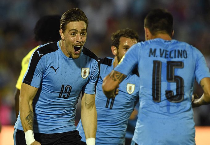 Uruguay derrota 2-1 a Ecuador y se acerca a la clasificación