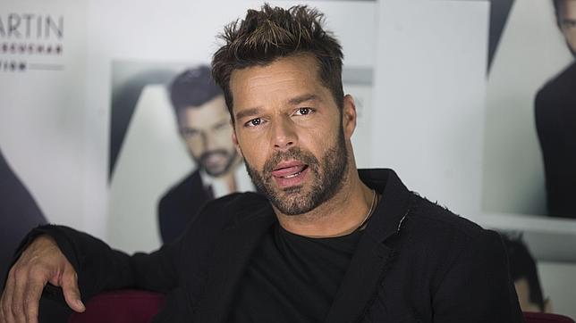 Ricky Martin enciende Instagram al mostrar sus atributos en traje de baño