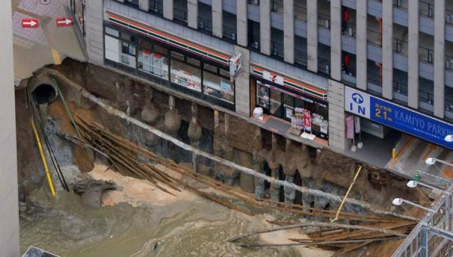 Japón: Un enorme agujero en medio de una ciudad fue reparado en 48 horas