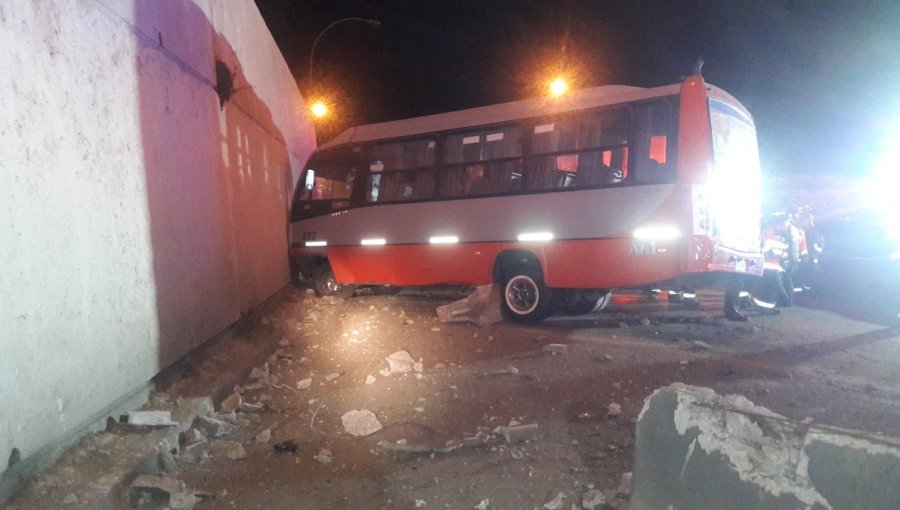 Valparaíso: Fuerte impacto de microbús contra muralla en plena Avenida España