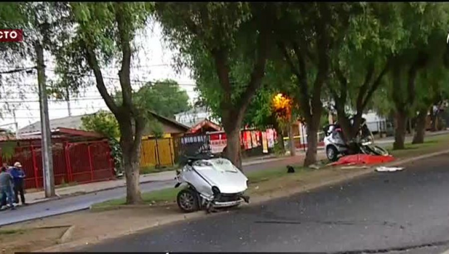 Impacto: Auto marca Lifan choca con un árbol y se parte por la mitad