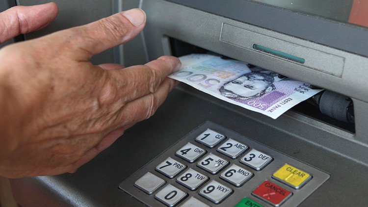 Hackers roban bancos haciendo escupir dinero a los cajeros automáticos