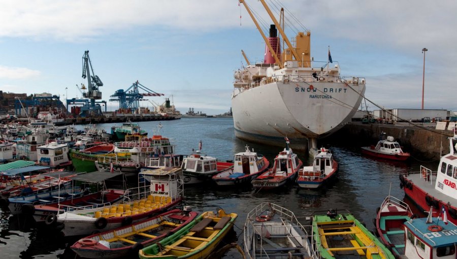 Cadáver de hombre flotando en pleno muelle Prat causa expectación en Valparaíso