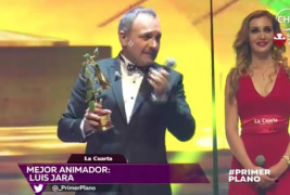 Copihue de Oro: Entre pifias Luis Jara recibe premio como mejor animador