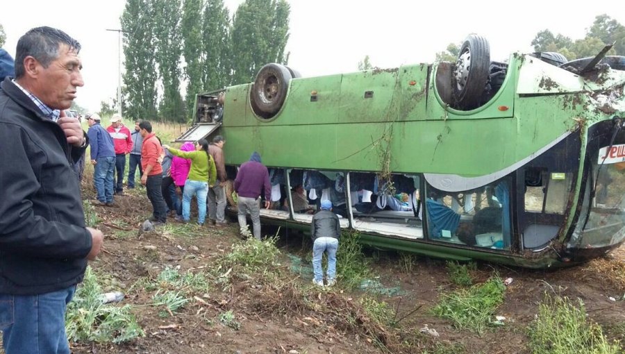 Al menos 17 heridos en volcamiento de bus en ruta Talca San Javier