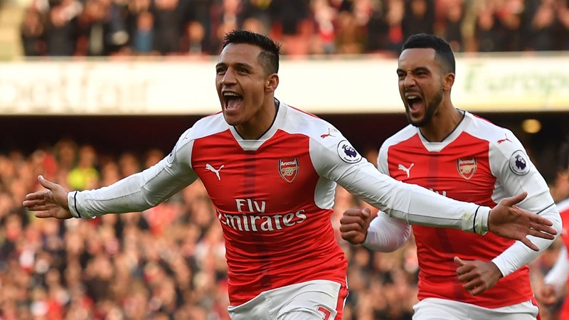 Un doblete de Alexis le devolvió la sonrisa a Arsenal